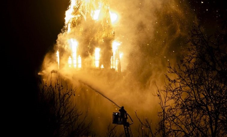 Τραγωδία στο Άμστερνταμ: Ο ιστορικός ναός Vondelkerk καταστράφηκε ολοσχερώς από φωτιά (Video)