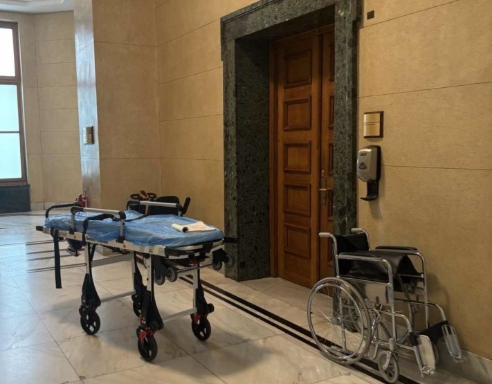 Από τους «Δύο Ξένους» στο ιατρείο της Βουλής