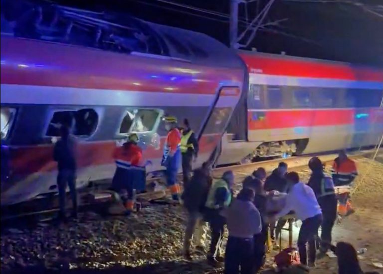 Πώς έγινε η πολύνεκρη σιδηροδρομική τραγωδία στην Ισπανία! Συγκλονιστικές εικόνες και μαρτυρίες (VIDEO)