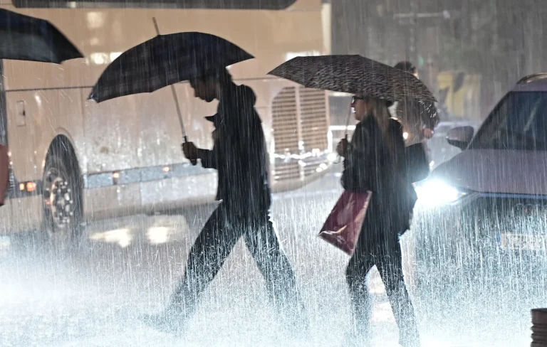 Σε κόκκινο συναγερμό Αττική, Εύβοια και Βοιωτία: Ήχησε το «112» για περιορισμό των μετακινήσεων- Πώς θα κινηθεί η κακοκαιρία (VIDEO)