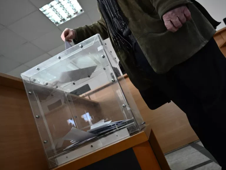 Δημοσκοπικό «πάγωμα»: Η ΝΔ μπροστά, το ΠΑΣΟΚ σταθερά δεύτερο και η «γκρίζα ζώνη» των νέων κινήσεων (photo)