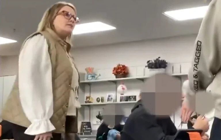 «Το ότι ζεις δεν σημαίνει ότι είσαι έξυπνος» – Δείτε την καθηγήτρια που «στολίζει» μαθητή on camera (Video)