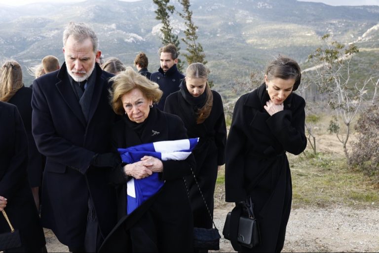 Βασιλικός αποχαιρετισμός στο Τατόι: Η πριγκίπισσα Ειρήνη ετάφη δίπλα στην οικογένειά της (Photo)