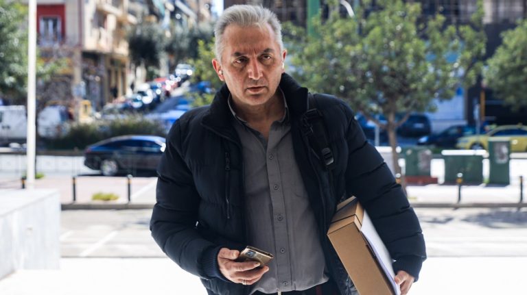 «Πυρά» Κωνσταντινίδη σε Καρυστιανού για μυστικοπάθεια και καπήλευση της τραγωδίας των Τεμπών (Video)