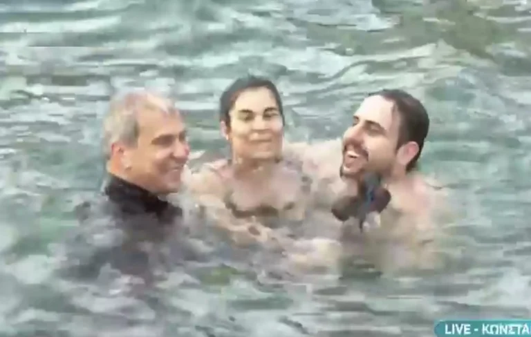 Ο Αγιασμός των Υδάτων στην Κωνσταντινούπολη – Τελετή κατάδυσης του Τιμίου Σταυρού στον Κεράτιο Κόλπο (Video)