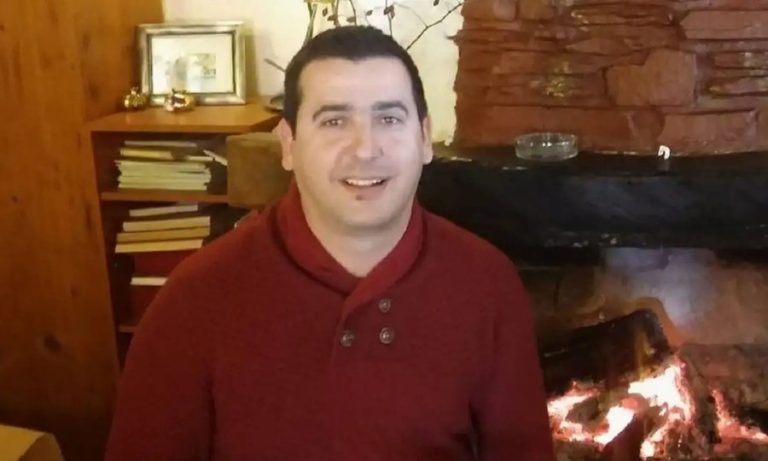 Άστρος: Σε κλίμα οδύνης η κηδεία του 53χρονου ήρωα λιμενικού-Η Βουλή «υιοθετεί» το ανήλικο παιδί του (Photo)