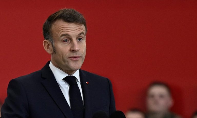 Tο κόκκινο μάτι του Μακρόν έγινε το νέο meme της Ευρώπης (Video)