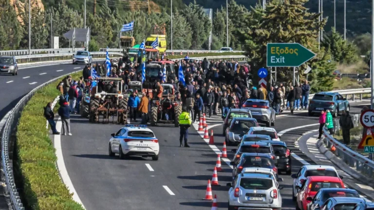 Μπλόκα αγροτών από το Βορρά μέχρι το Νότο-Σε κατάσταση πολιορκίας η χώρα (Video&Photo)