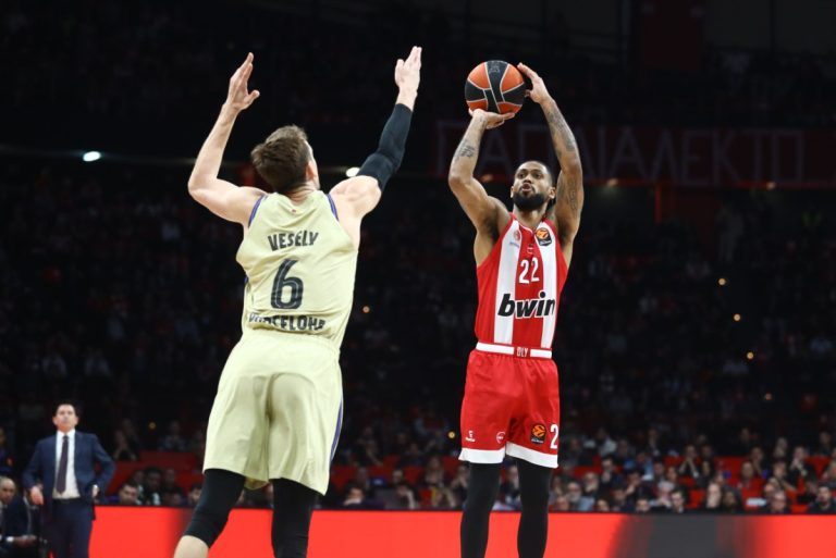 «Τρένο» ο Ολυμπιακός στην Ευρωλίγκα: 87-75 την Μπαρτσελόνα στο ΣΕΦ με σούπερ Βεζένκοφ και Τζόουνς (photo+video)