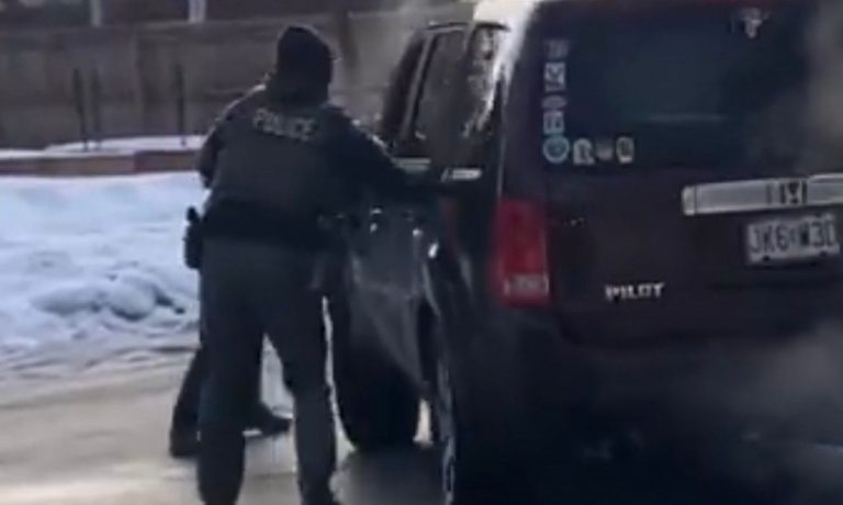 Η στιγμή που πράκτορας της ICE πυροβολεί και σκοτώνει γυναίκα οδηγό (Video)