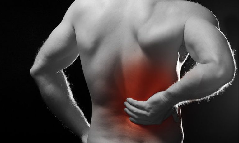 Μήπως «σκοτώνετε» τη μέση σας στο γραφείο; Τι λένε οι ειδικοί-Τρόποι αντιμετώπισης