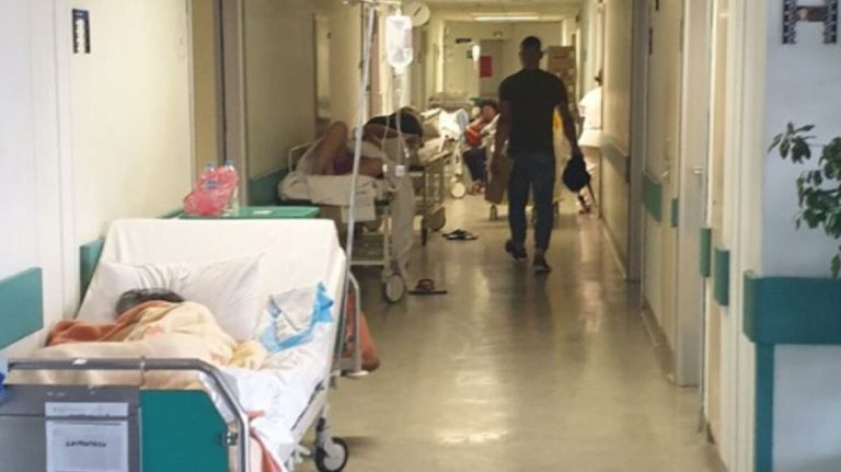Ασφυκτική η κατάσταση στο «Αττικόν»: Ασθενείς σε ράντζα στους διαδρόμους