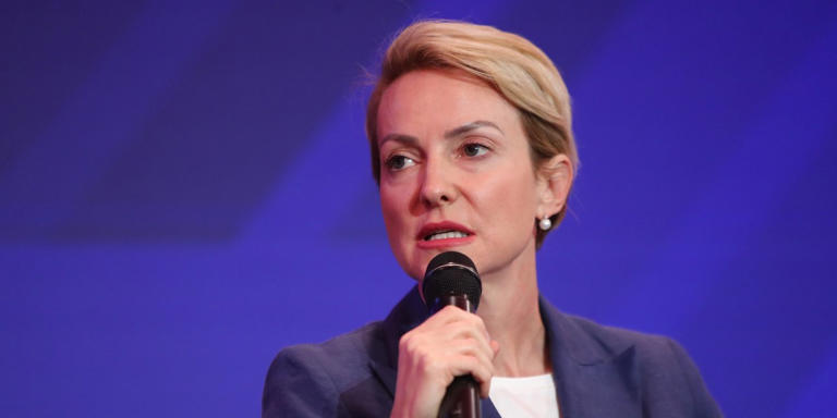 Αλεξάνδρα Σδούκου: Το να είσαι βουλευτής ή υπουργός δεν προϋποθέτει πτυχίο (video)