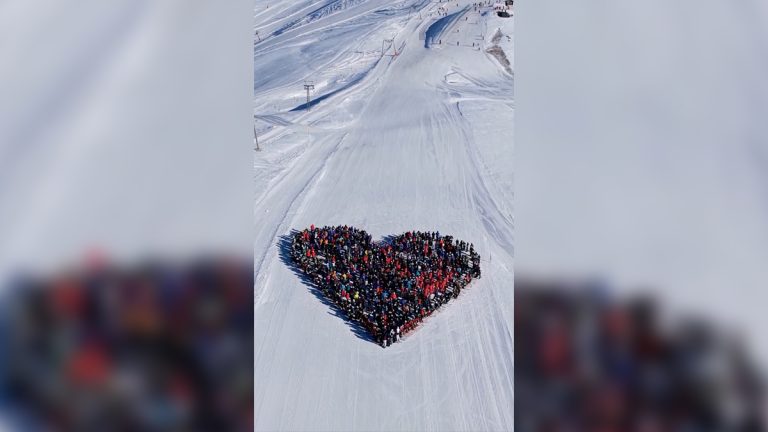 Μια ανθρώπινη καρδιά στο χιόνι, ζωντανό σύμβολο μνήμης στο Κραν Μοντανά (Video)