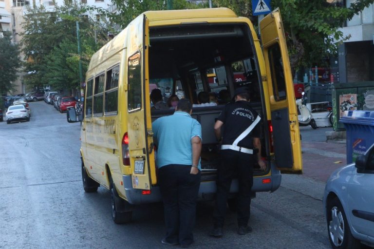 Πανικός στη Χαλκιδική: Σφοδρή σύγκρουση σχολικού με βαν-Τρείς τραυματίες