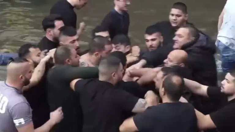 Θεοφάνια στη Φλώρινα: Σπρωξίματα και ένταση για τον Τίμιο Σταυρό μπροστά στον Δένδια