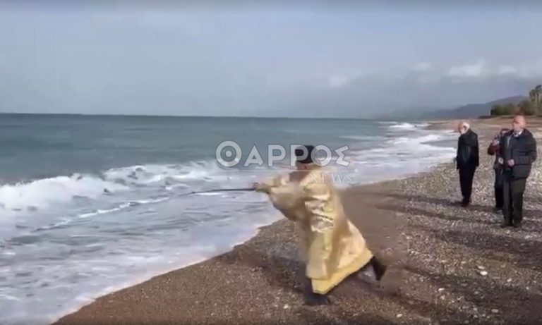 Αντί να ρίξει τον Σταυρό με το χέρι, τον έδεσε με πετονιά σε καλάμι ψαρέματος (Video)
