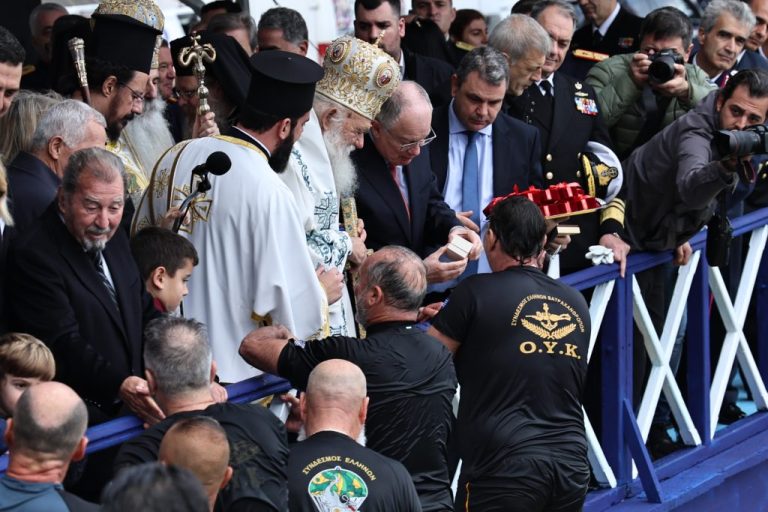 Θεοφάνια στον Πειραιά: Μεγαλοπρεπής Αγιασμός των Υδάτων παρουσία του ΠτΔ και στρατιωτικών (Video)