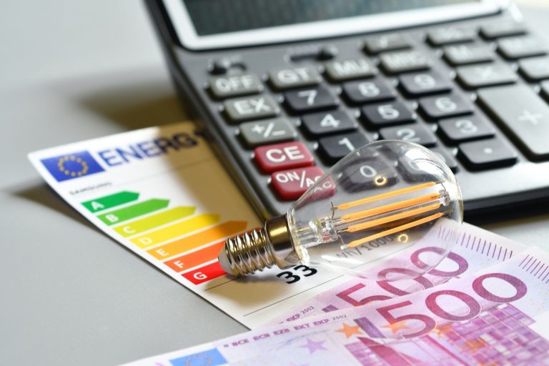 Παρά την αύξηση 3,3% στη χονδρική, οι λογαριασμοί ρεύματος παραμένουν σταθεροί