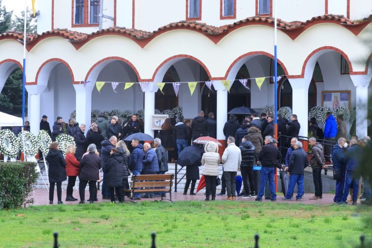 «Απροστάτευτοι οι εργαζόμενοι» – Σε κλίμα οδύνης οι κηδείες των τριών εκ των πέντε γυναικών που κάηκαν στο εργοστάσιο «Βιολάντα» (Video&Photos)