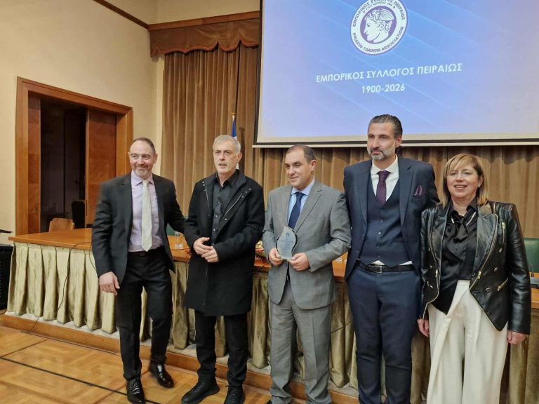 Τιμητική διάκριση στον Κωνσταντίνο Κατσαφάδο στην εκδήλωση κοπής πίτας του Εμπορικού Συλλόγου Πειραιώς