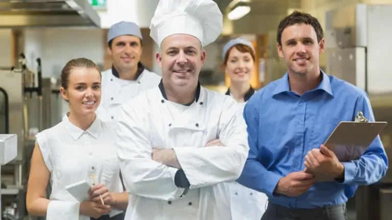 Σαρωτικοί έλεγχοι για αδήλωτη εργασία: Αυστηρά πρόστιμα και νέες κατευθύνσεις