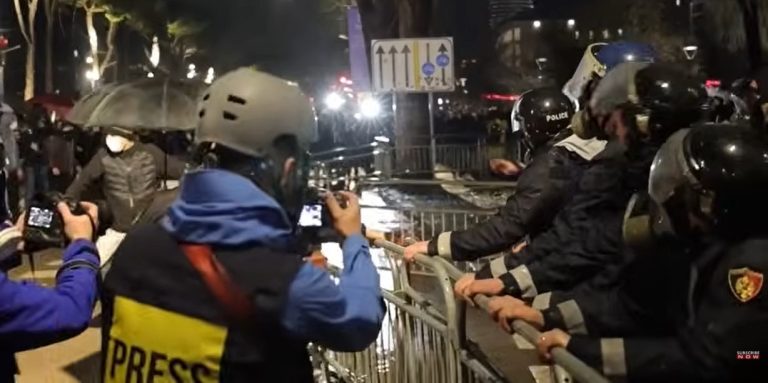 Φλέγονται τα Τίρανα: Αιματηρές συγκρούσεις διαδηλωτών και αστυνομίας (VIDEO)