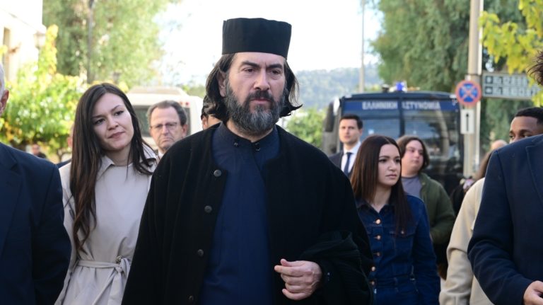 Κιβωτός του Κόσμου: Κεκλεισμένων των θυρών η δίκη του πατρός Αντωνίου