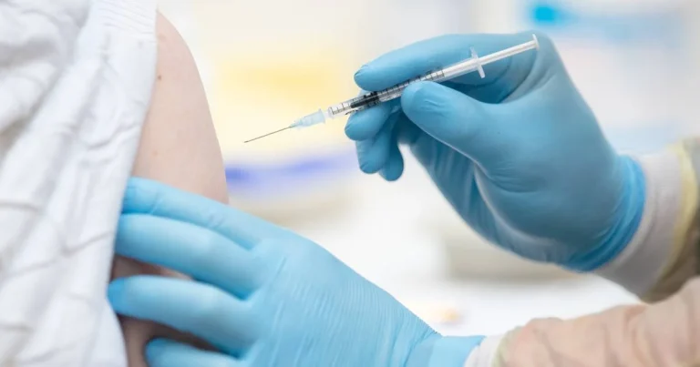 Covid: Βρέθηκε επιτέλους τι προκαλούσε τις επιπλοκές στα εμβόλια AstraZeneca και Johnson and Johnson