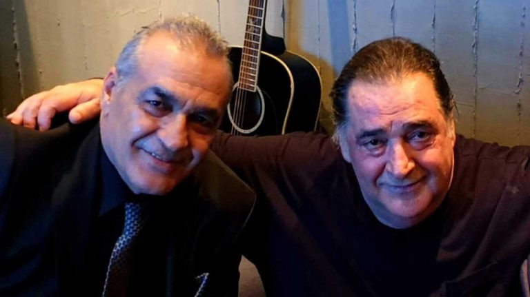 Βασίλης Καρράς: «Έρχονται νέα τραγούδια» αποκάλυψε ο αδελφός του (Video)