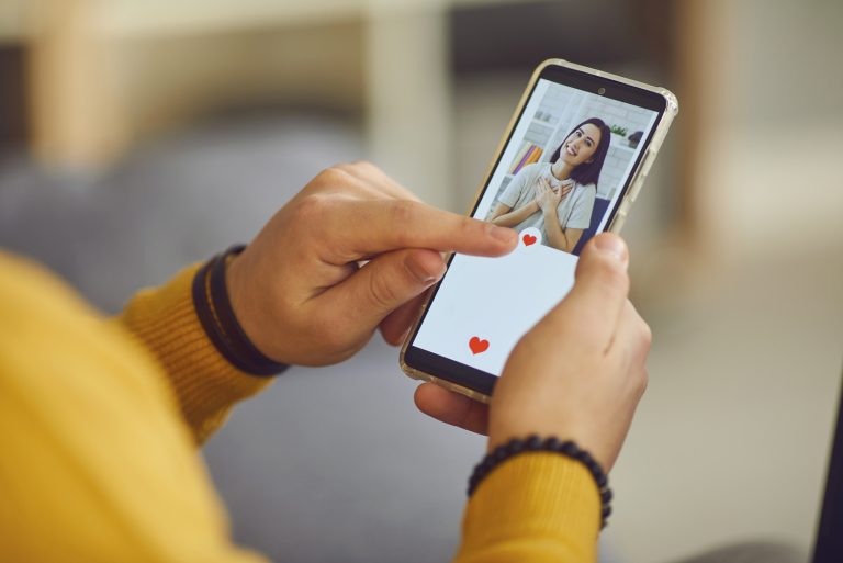Dating apps hacks: Πώς να ξεχωρίσεις μέσα σε μόλις ένα swipe!