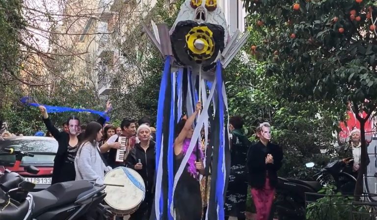 Εξάρχεια: Οι κάτοικοι έκαψαν τον καρνάβαλο και μπήκαν στην αποκλεισμένη από λαμαρίνες πλατεία