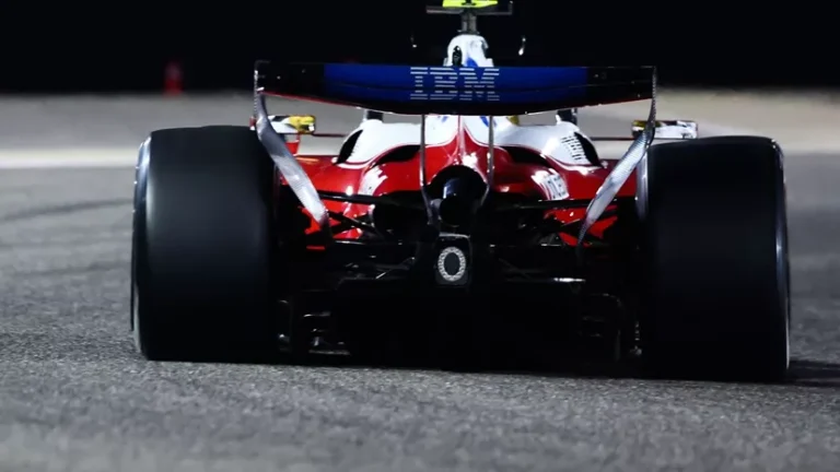 Η Ferrari ταράζει τα νερά με ριζοσπαστική ενεργή πίσω αεροτομή – Πώς λειτουργεί η «ανάποδη» πτέρυγα, δείτε βίντεο