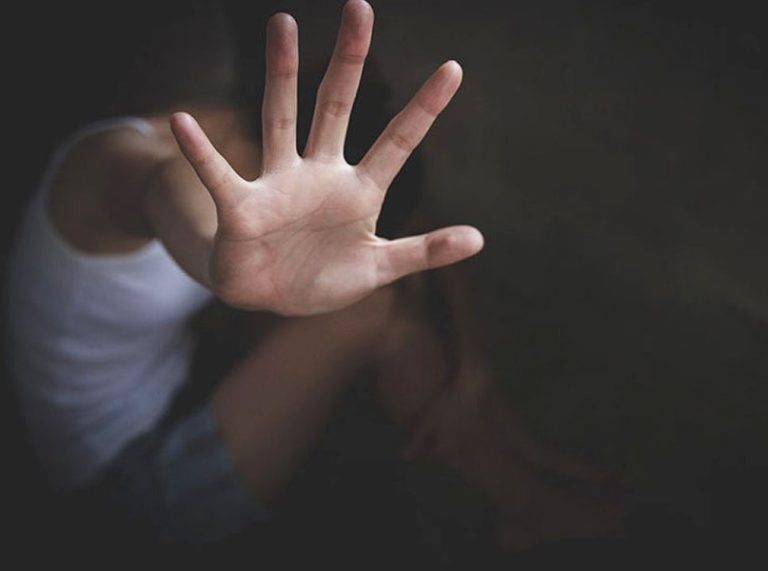 Φρίκη στη Νίκαια: Νεαροί βασάνισαν και βίασαν 17χρονο, 15χρονη τους βιντεοσκοπούσε – Φάρσα λέει η μητέρα ενός