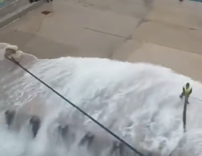 Πλοίο παλεύει με τα κύματα στην Κάρπαθο! Συγκλονιστικό βίντεο