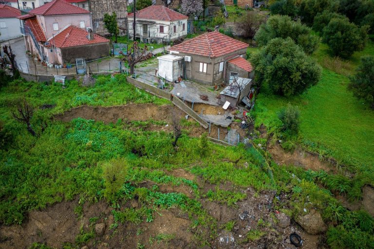 Σάρωσε τη Δυτική Ελλάδα η κακοκαιρία – Κατολισθήσεις, πλημμύρες και εκκενώσεις οικισμών