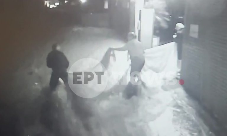 Αστυνομικός διέσωσε ηλικιωμένο ζευγάρι από ορμητικά νερά στο Κορωπί! (VIDEO)
