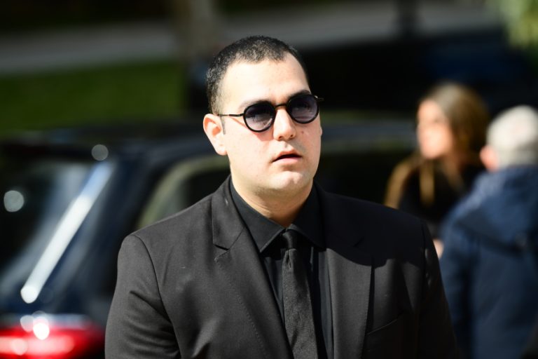Χαμός στη Μύκονο: Έβαλαν κολώνα μπροστά στην είσοδο της έπαυλης Κούγια – Βατίδου (PHOTO)