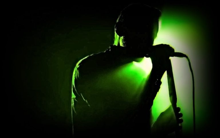 Showbiz: Ποιος πασίγνωστος Έλληνας τραγουδιστής είχε δικό του ελικόπτερο; (Video)