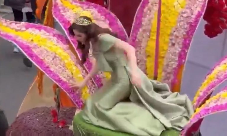 Μις Υφήλιος: Κατέρρευσε μπροστά στα μάτια χιλιάδων θεατών – Σοκάρει η στιγμή της πτώσης (VIDEO)