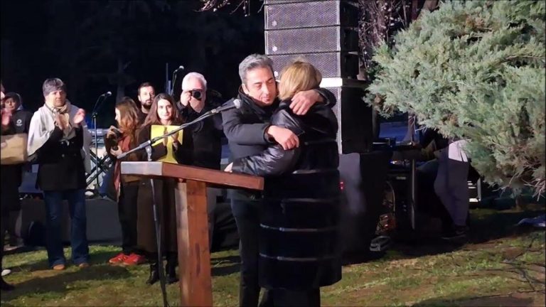 «Το παιδί μου το διαπόμπευσαν»: Η μητέρα του μηχανοδηγού στα Τέμπη λέει όσα δεν είχε πει ποτέ και η ομιλία της πάγωσε το ακροατήριο