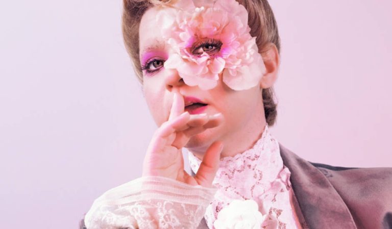 Νάντια Κοντογεώργη: Αγνώριστη στη σκηνή-Ερμηνεύει 26 ρόλους (PHOTO)