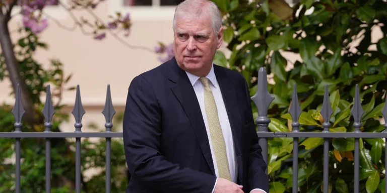 Σεισμός στο Μπάκιγχαμ: Συνελήφθη ο πρώην Πρίγκιπας Άντριου για έγγραφα που παρέδωσε στον Έπσταϊν (PHOTO&VIDEO)
