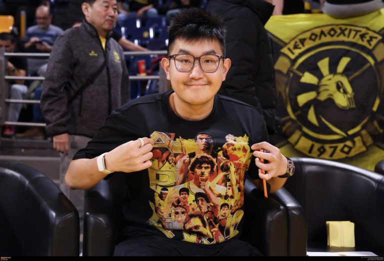 Το t‑shirt του Σιάο που έκλεψε την παράσταση στο Παλέ: Η ιστορία πίσω από το δώρο στον ιδιοκτήτη της ΚΑΕ Άρης (Photos)