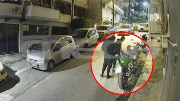 Τι της απάντησαν όταν τους είδε να κλέβουν τη μοτοσικλέτα της στη Θεσσαλονίκη!  (VIDEO)