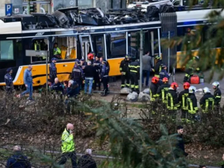 Ενας νεκρός και 39 τραυματίες μετά από εκτροχιασμό τραμ στο Μιλάνο – Σε εξέλιξη οι διασώσεις (Δείτε βίντεο)