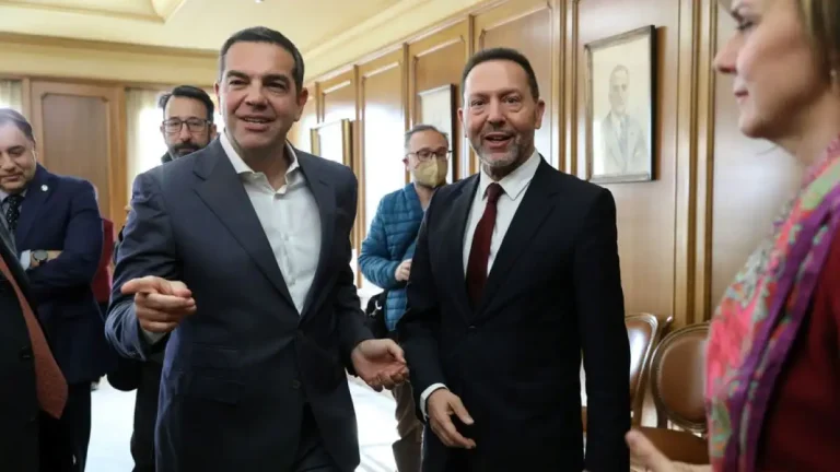 Νέα απάντηση Τσίπρα σε Στουρνάρα: «Εκτός από το λυσσάρι με ατάκες των τρολ να διαβάσει και το βιβλίο»