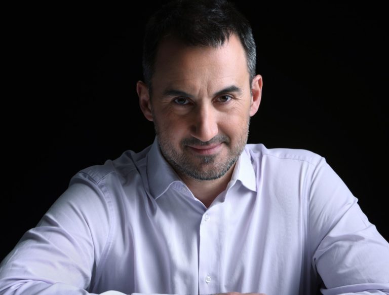 Χαρίτσης: Εργασία, μισθοί, δημοκρατία και εξωτερική πολιτική στις εβδομαδιαίες σημειώσεις