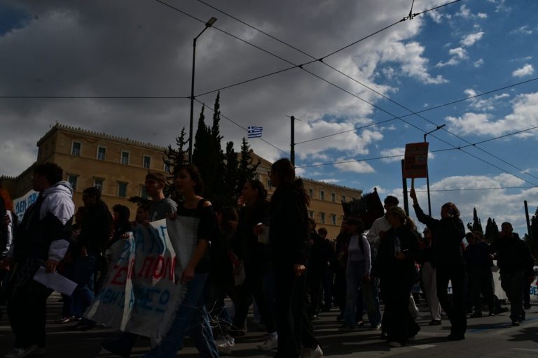 Πανελλαδικές κινητοποιήσεις για τα τρία χρόνια από την τραγωδία στα Τέμπη – Ποιοι απεργούν και πώς θα κινηθούν τα ΜΜΜ