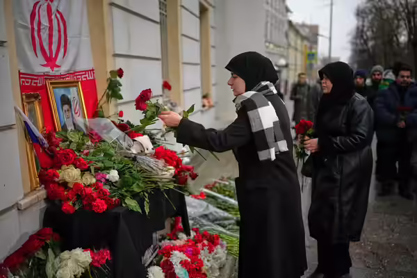 Μόσχα: Πολίτες καταθέτουν λουλούδια για τον Χαμενεΐ  έξω από την ιρανική πρεσβεία (βίντεο)